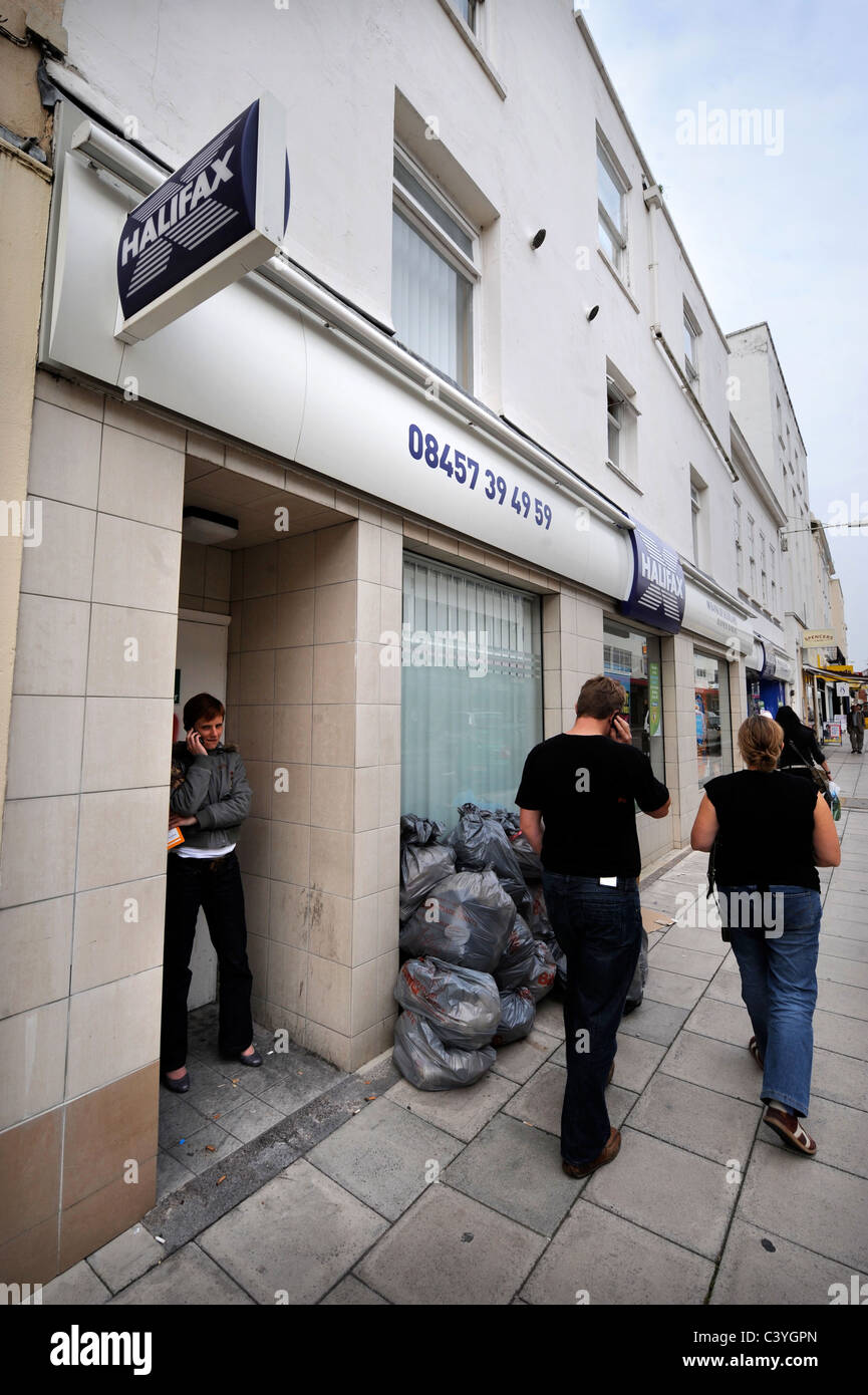 Ein Passant von außerhalb ein Zweig der Halifax Bank in Cheltenham UK Stockfoto