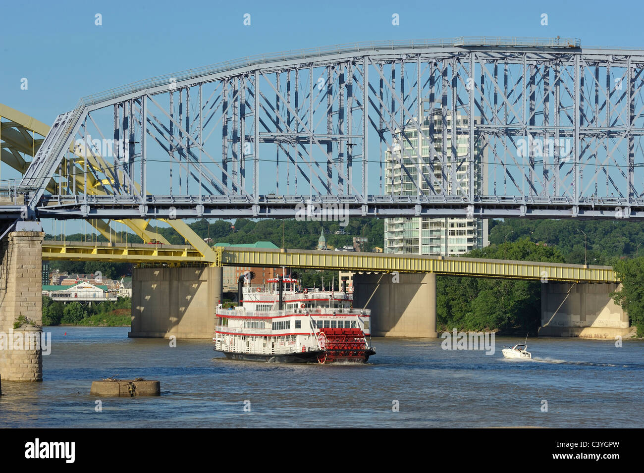 Ohio River, Brücke, Downtown Cincinnati, Ohio, Stahl, Bau, Newport, Kentucky, USA, USA, Amerika, Schiff, Boot Stockfoto