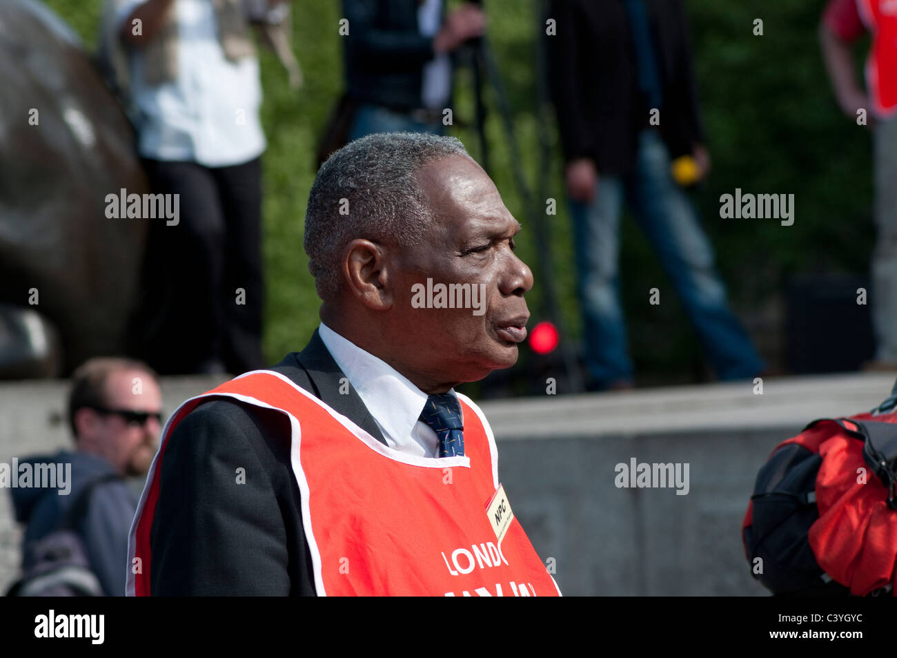 Steward auf Maikundgebung am Trafalgar Square. London, Vereinigtes Königreich, 2011 Stockfoto