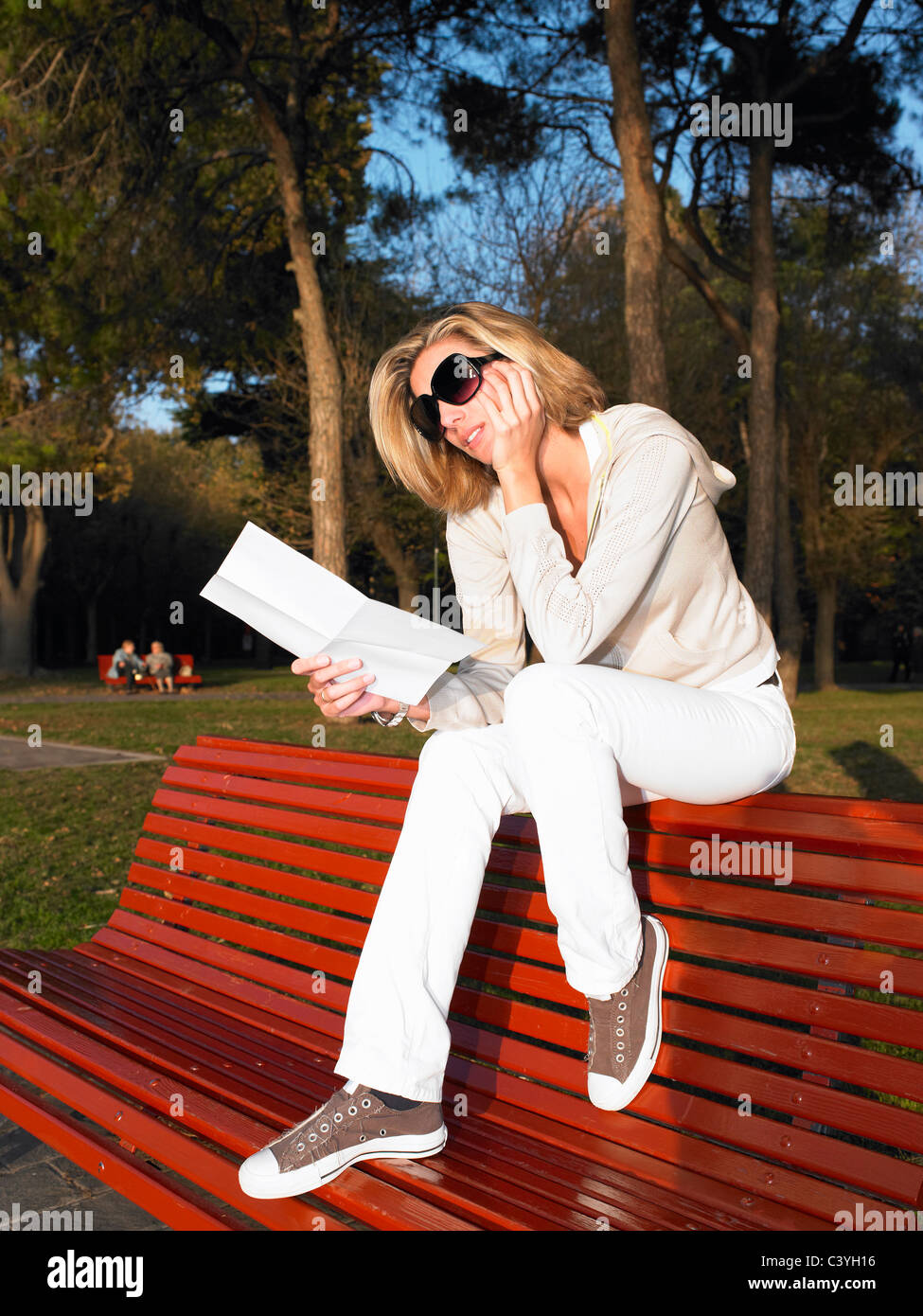 Frau liest einen Brief Stockfoto