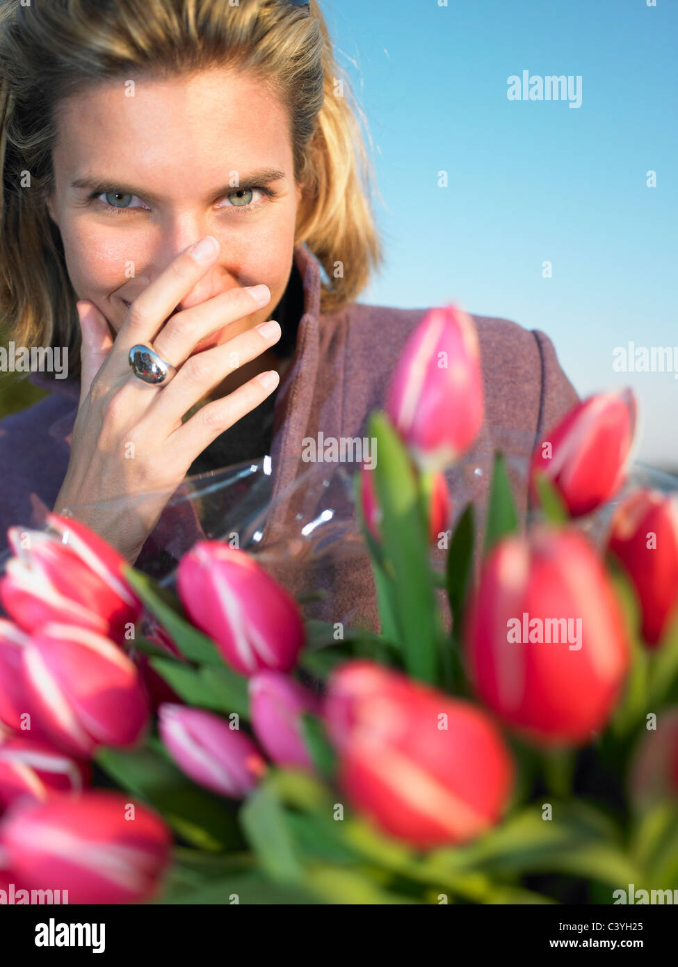 Mann eine Frau Blumen anzubieten Stockfoto