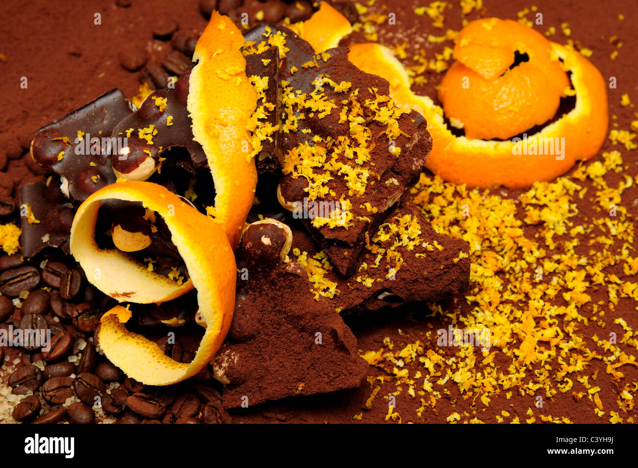 Schokolade mit Nüssen auf dem Kakao Hintergrund. Stockfoto