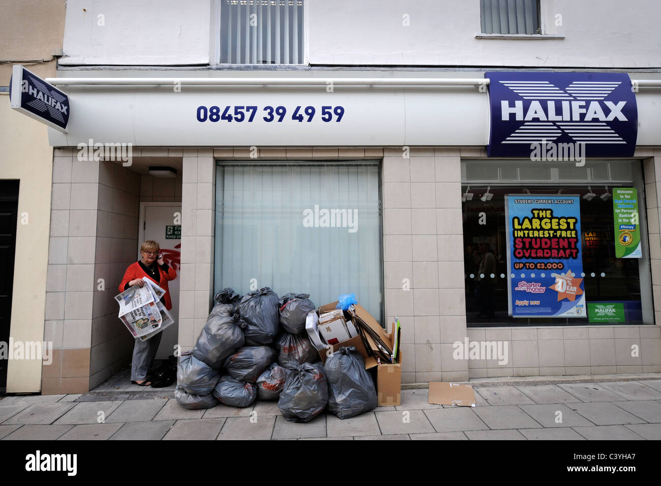 Ein Passant von außerhalb ein Zweig der Halifax Bank in Cheltenham UK Stockfoto