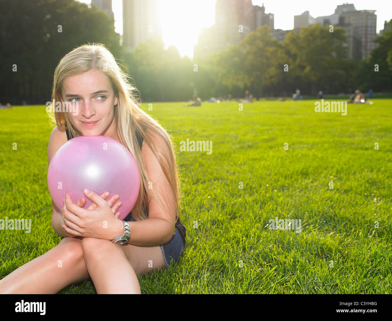 Frau spielt mit einem Ballon in einem park Stockfoto