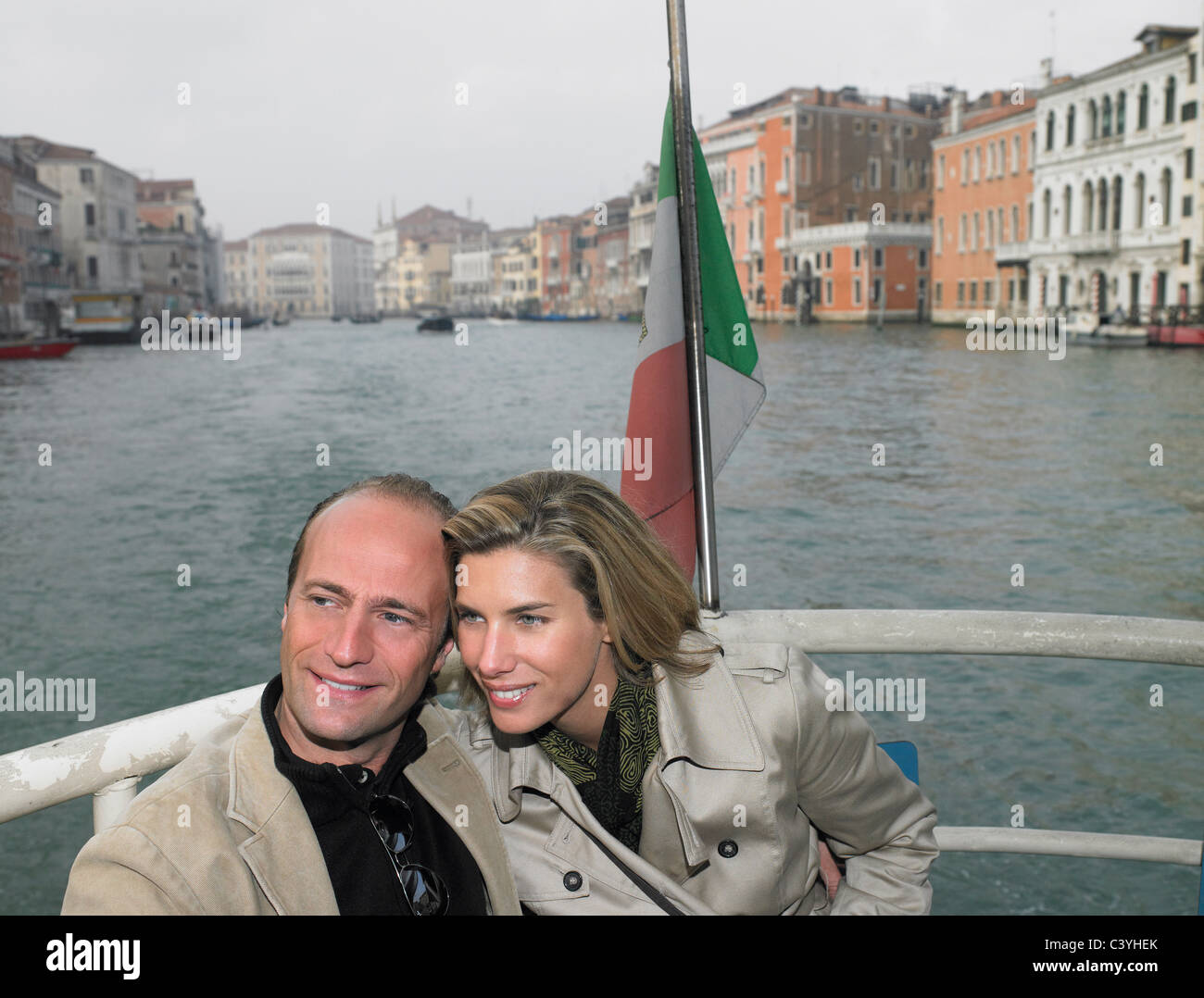 Paar auf die Schleuse von Venedig, Italien Stockfoto