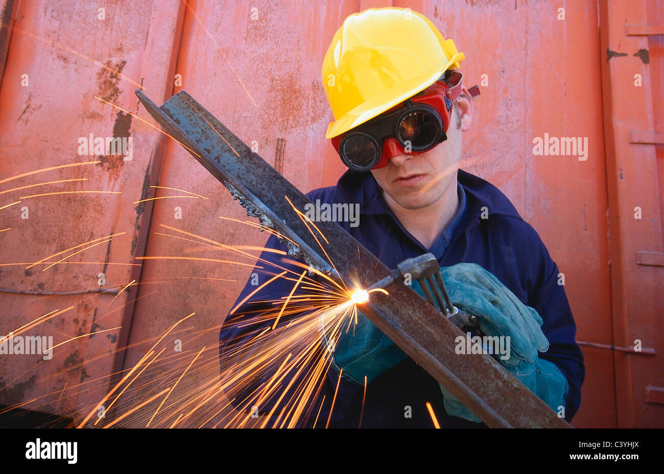 Bau Arbeiter Schneiden von Stahl. Stockfoto