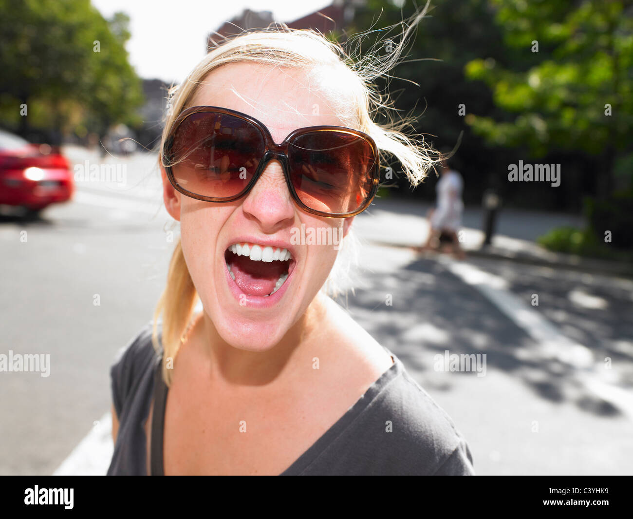 Frau schreiend auf der Straße Stockfoto