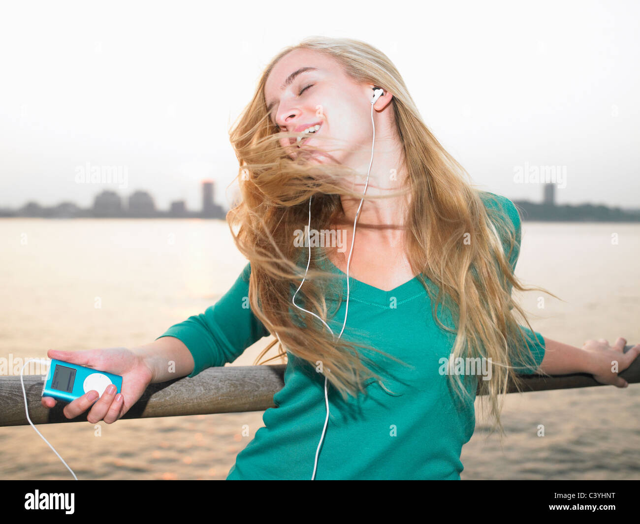 Frau auf ihrem MP3-Player hören Stockfoto
