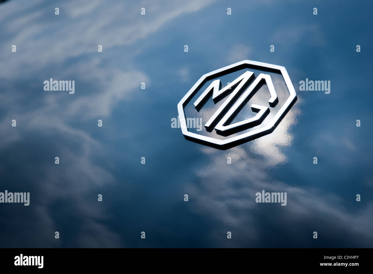 Die klassische MG Insignien auf der Boot / Kofferraum eine MG-Roadster mit der blauen Lackierung reflektieren den Himmel Stockfoto