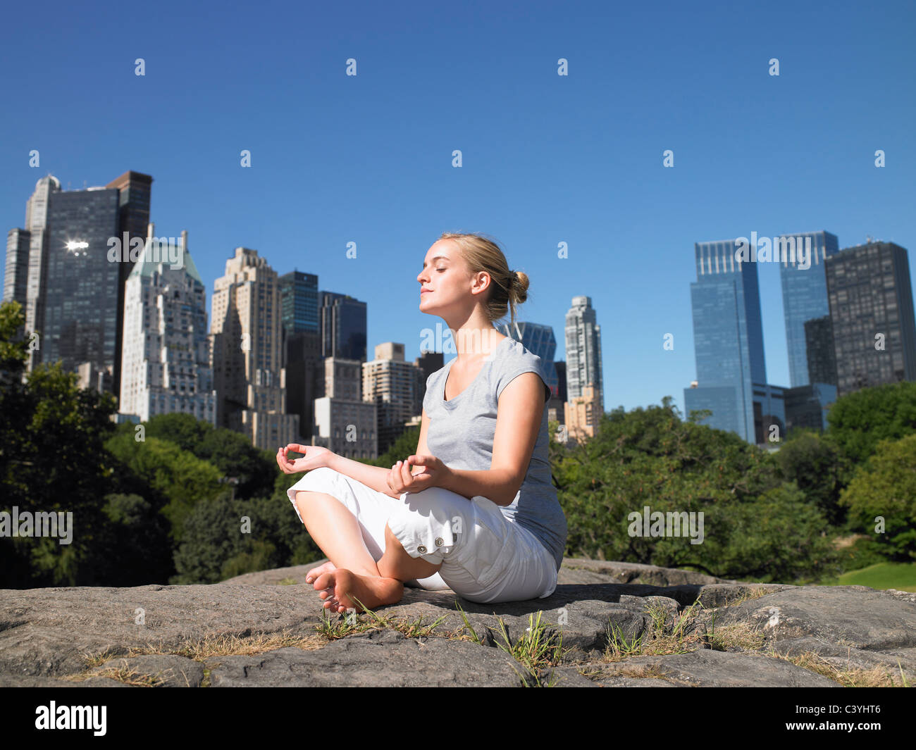 Frau beim Yoga im Central park Stockfoto