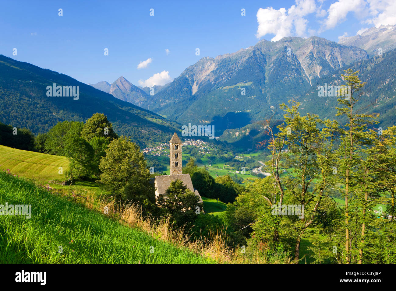 Negrentino-San Carlo, Schweiz, Kanton Tessin, Tal des Blenio, Kirche im romanischen Stil Stockfoto