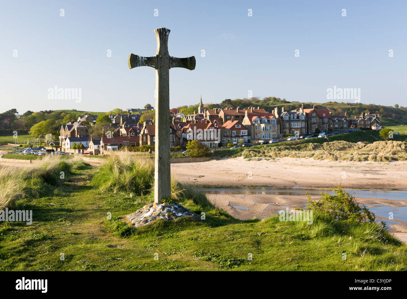 St Cuthberts Kreuz mit Blick auf die Mündung des Flusses Aln und der Küstenort Alnmouth, Northumberland Stockfoto