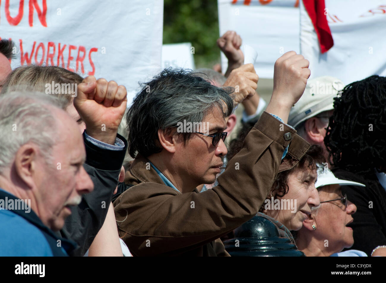 Mitglieder des Publikums mit erhobenen Fäusten auf Maikundgebung am Trafalgar Square, London, UK, 2011 Stockfoto
