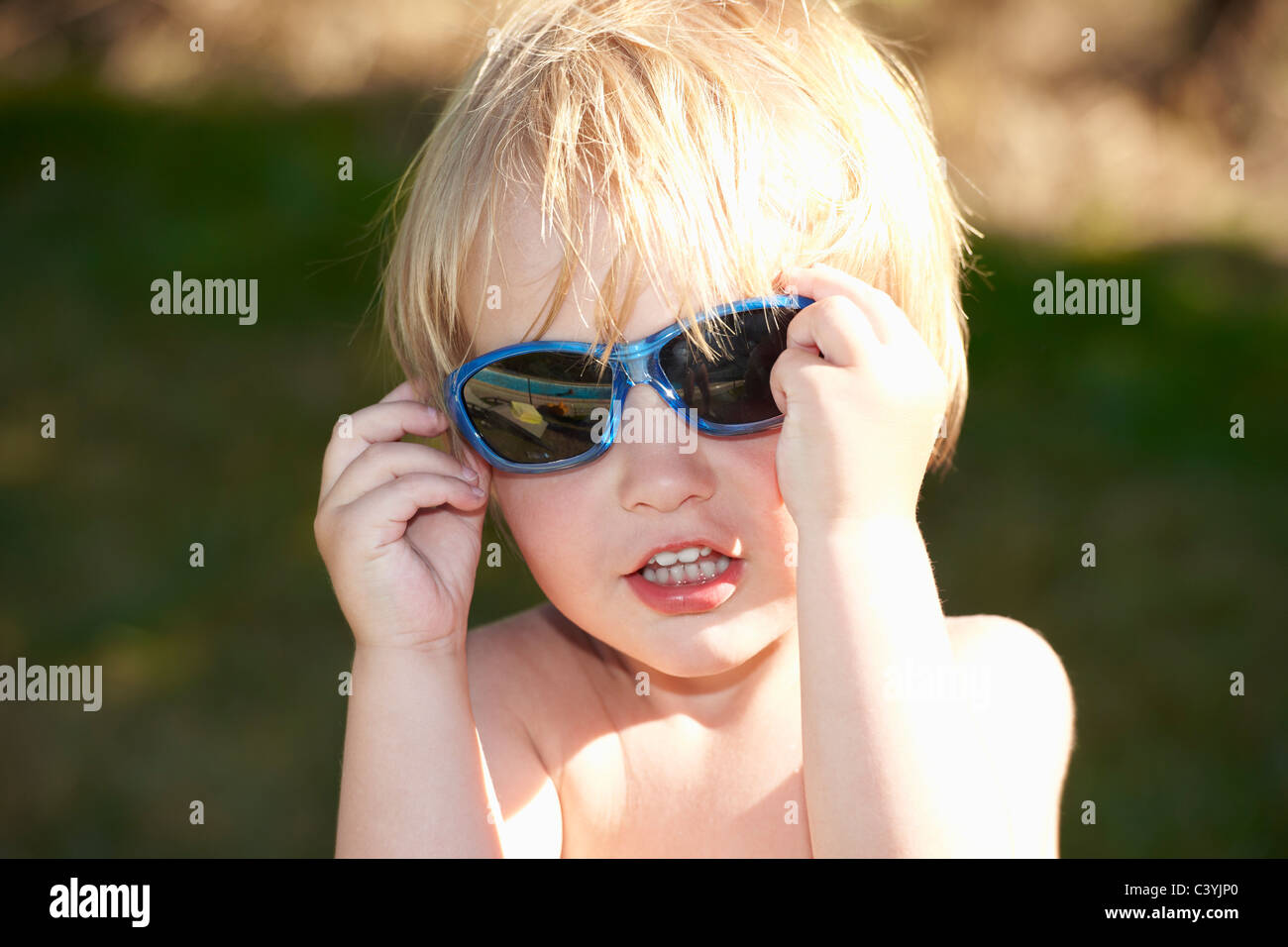 Baby Boy mit Sonnenbrille Stockfoto