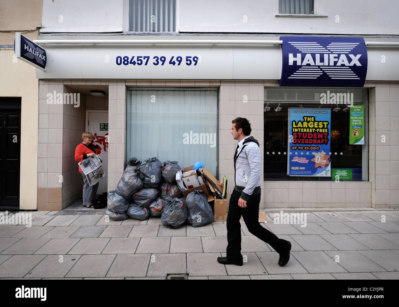 Ein Passant von außerhalb ein Zweig der Halifax Bank in Cheltenham UK Stockfoto