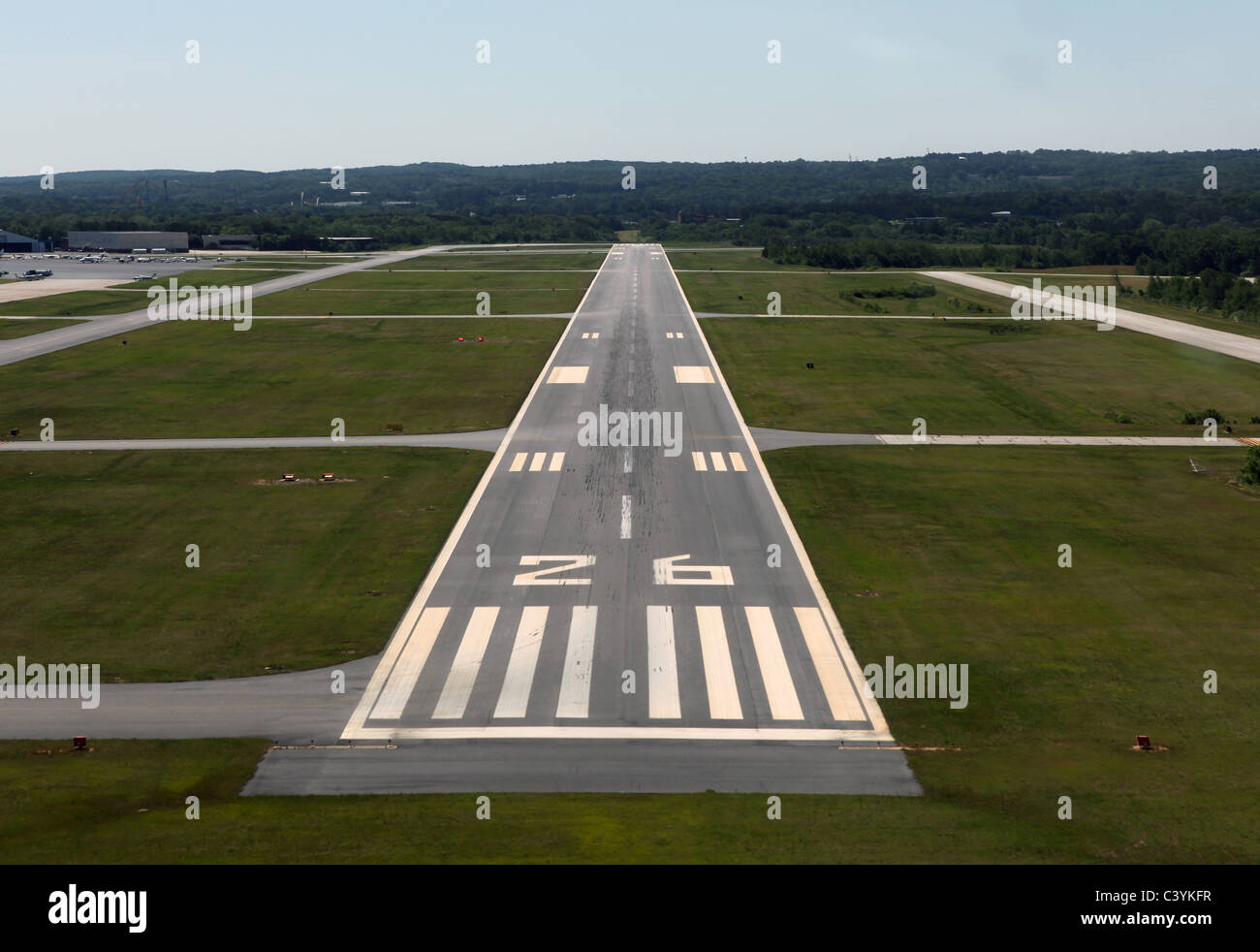 Start-und Landebahn Ansatz auf einem ländlichen Flughafen im Osten der Vereinigten Staaten. Stockfoto