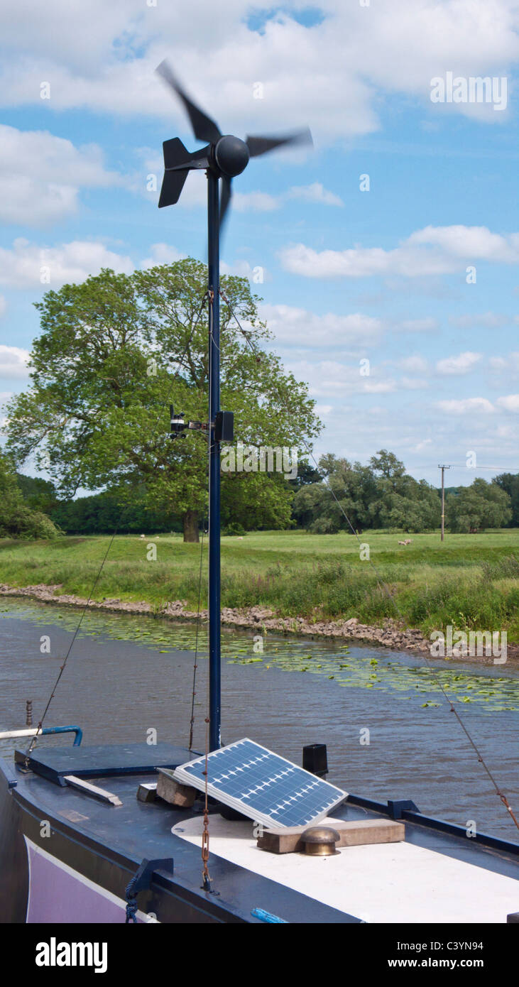 Narrowboats mit PV-Solarzellen und Windräder vor Anker auf dem Cranfleet Kanal in der Nähe von Sawley Derbyshire England GB UK EU Europa schneiden Stockfoto