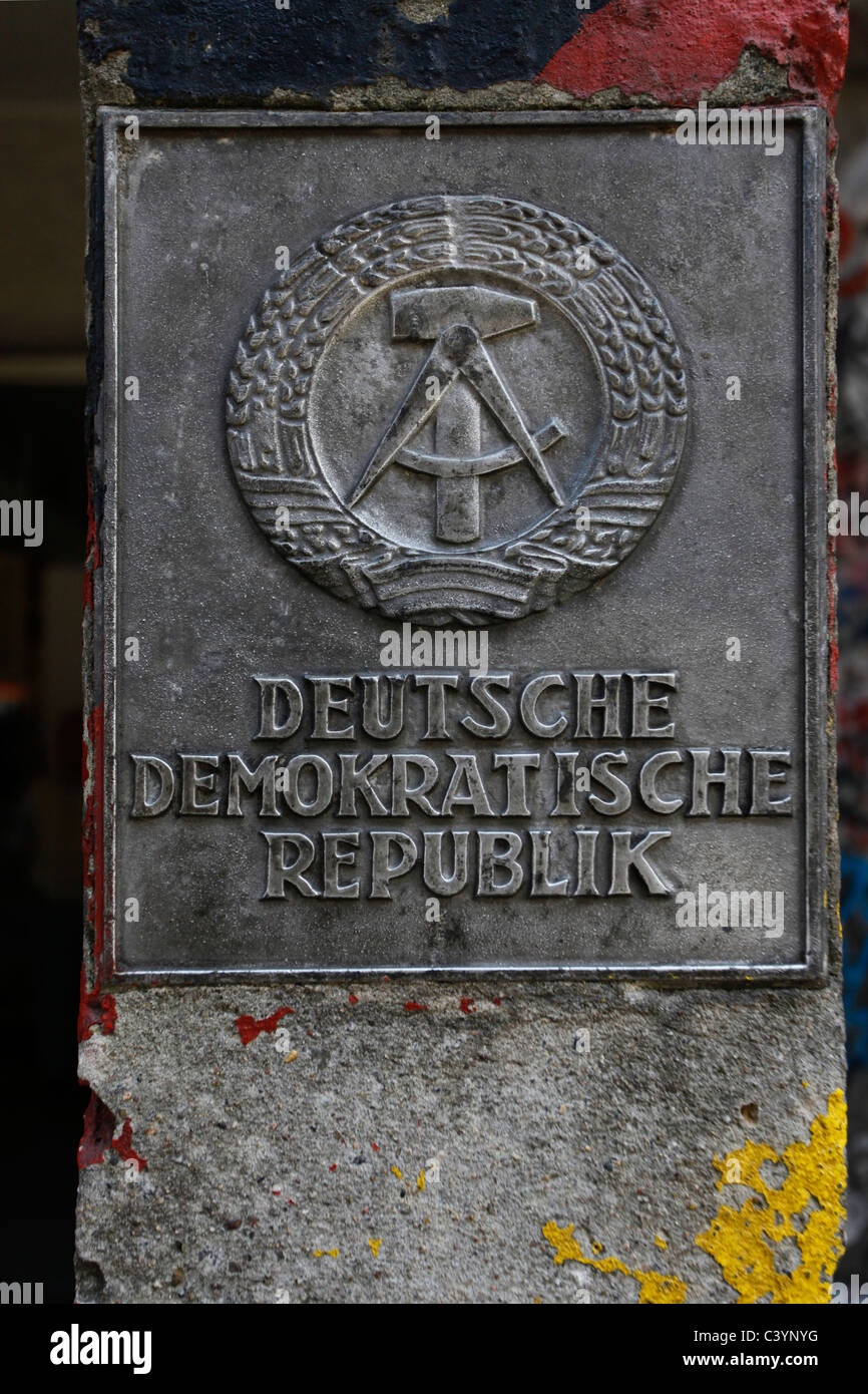 Wappen Das Wappen der DDR mit einem Hammer und einem Kompass, die durch einen Ring von Roggen in Ost Berlin umgeben. Diese 'sozialistische Heraldik" war die einzige heraldische Gerät eines Europäischen kommunistischen Staat, nicht einen roten Stern enthalten Stockfoto