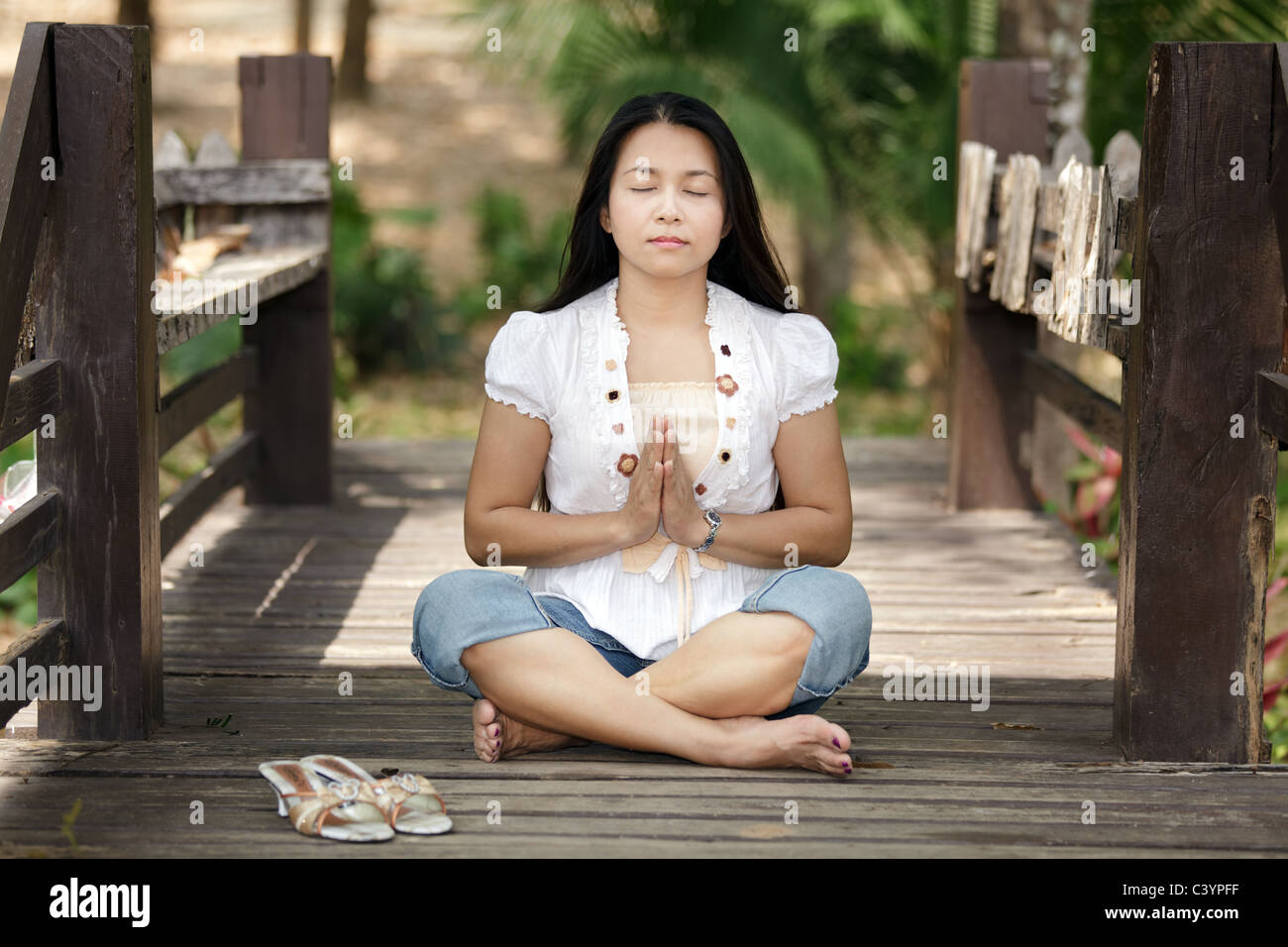 Thai Asiatin beten im Park, Thailand Stockfoto