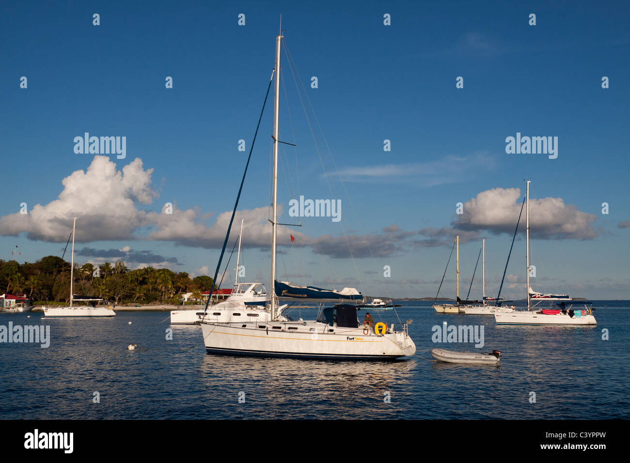 Segelboote vor Anker im tiefblauen Wasser Nachmittag bei Marina Cay in Tortola in Britische Jungferninseln Stockfoto