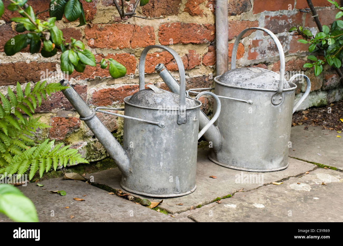 Zwei alte, Metall-Gießkannen. Stockfoto