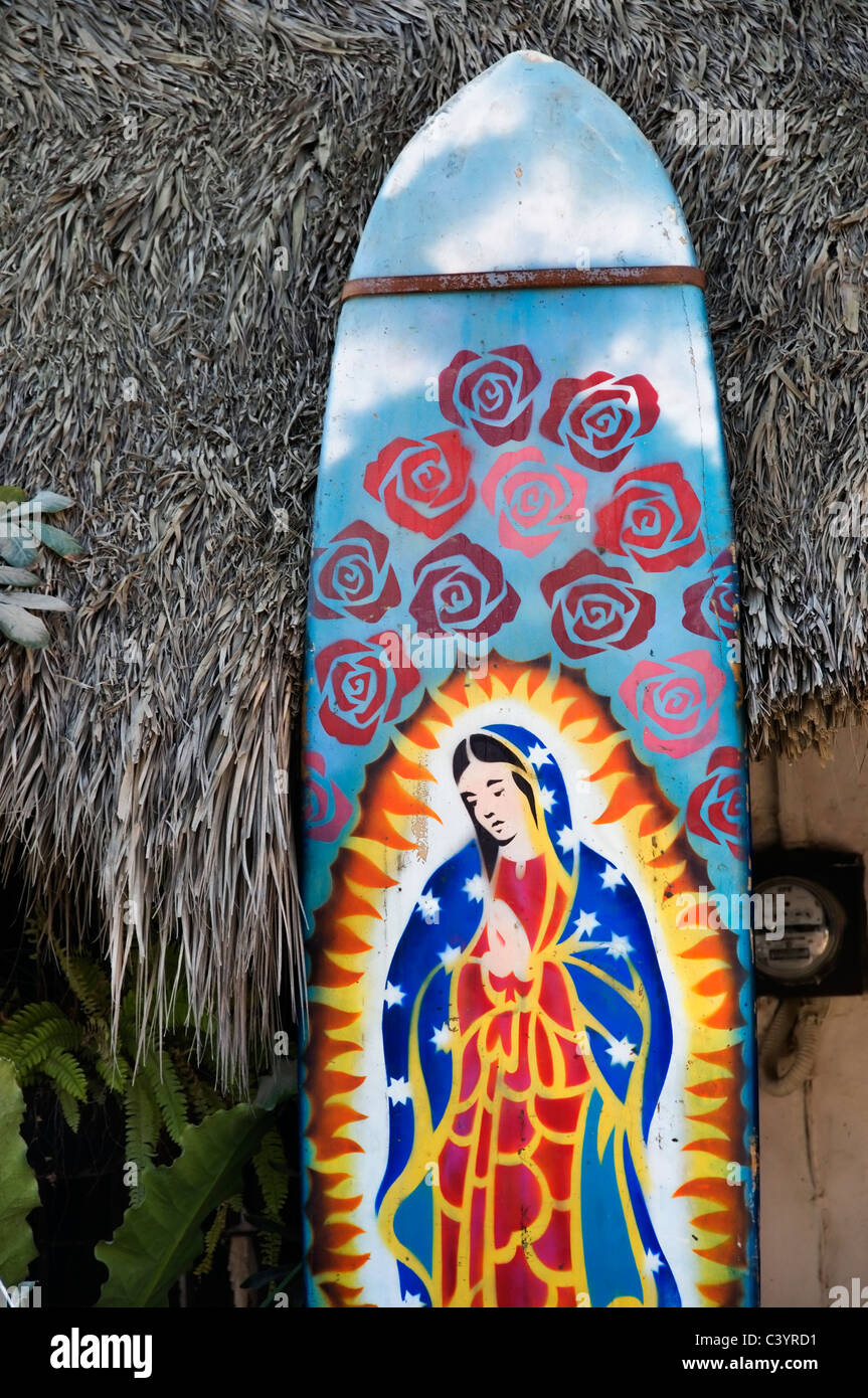 Die Jungfrau von Guadalupe ist auf einem Surfbrett schmücken das äußere eines Gebäudes in Sayulita, Mexiko gemalt. Stockfoto