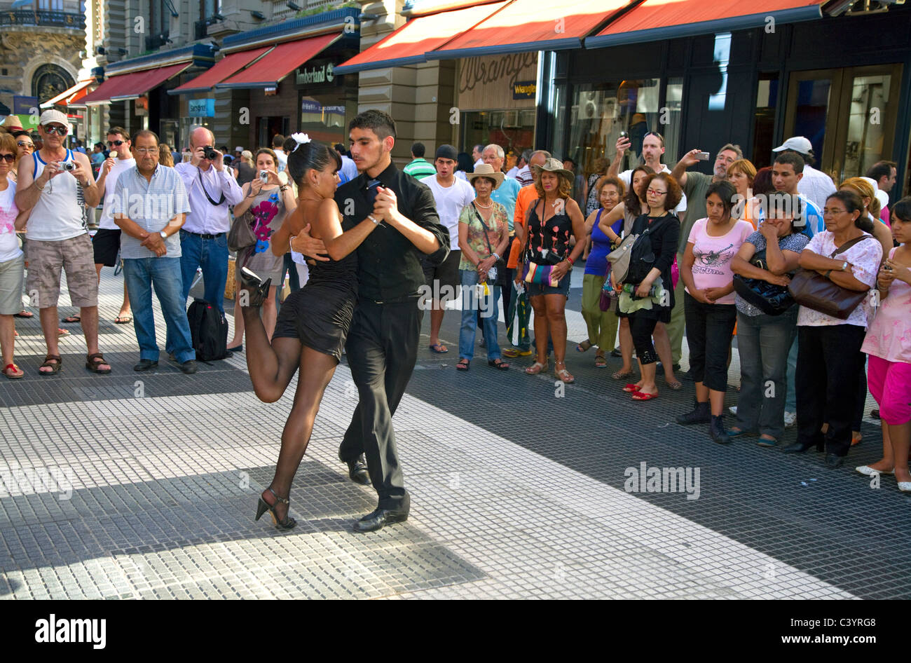 Argentinischer Tango-Tänzer auf dem Fußgängerzone Calle Florida in den Retiro-Viertel von Buenos Aires, Argentinien. Stockfoto