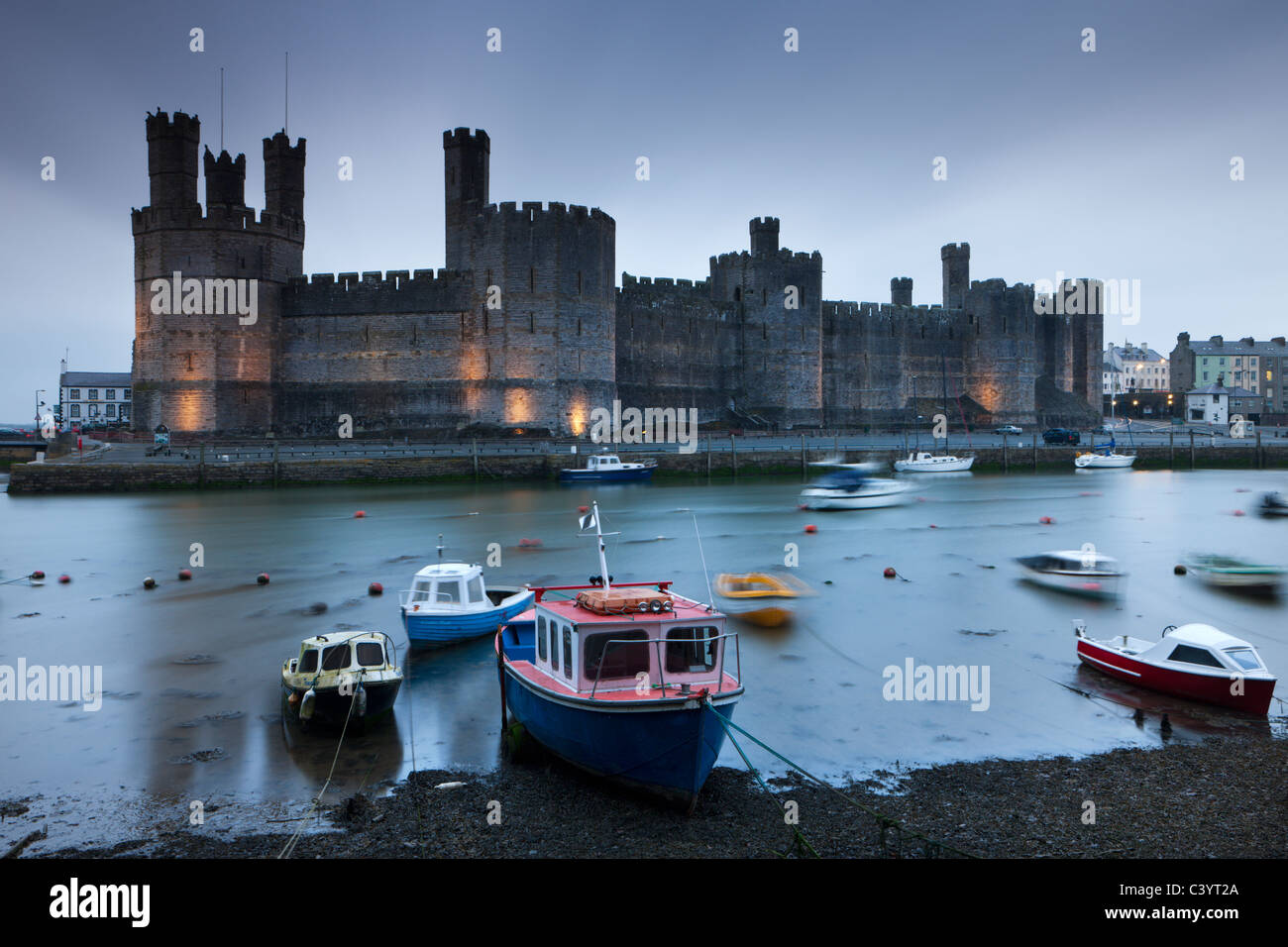 Vorahnung Abend Himmel über die immense Caernarfon Castle, Caernarfon, Gwynedd, Nordwales. Frühling (April) 2011. Stockfoto