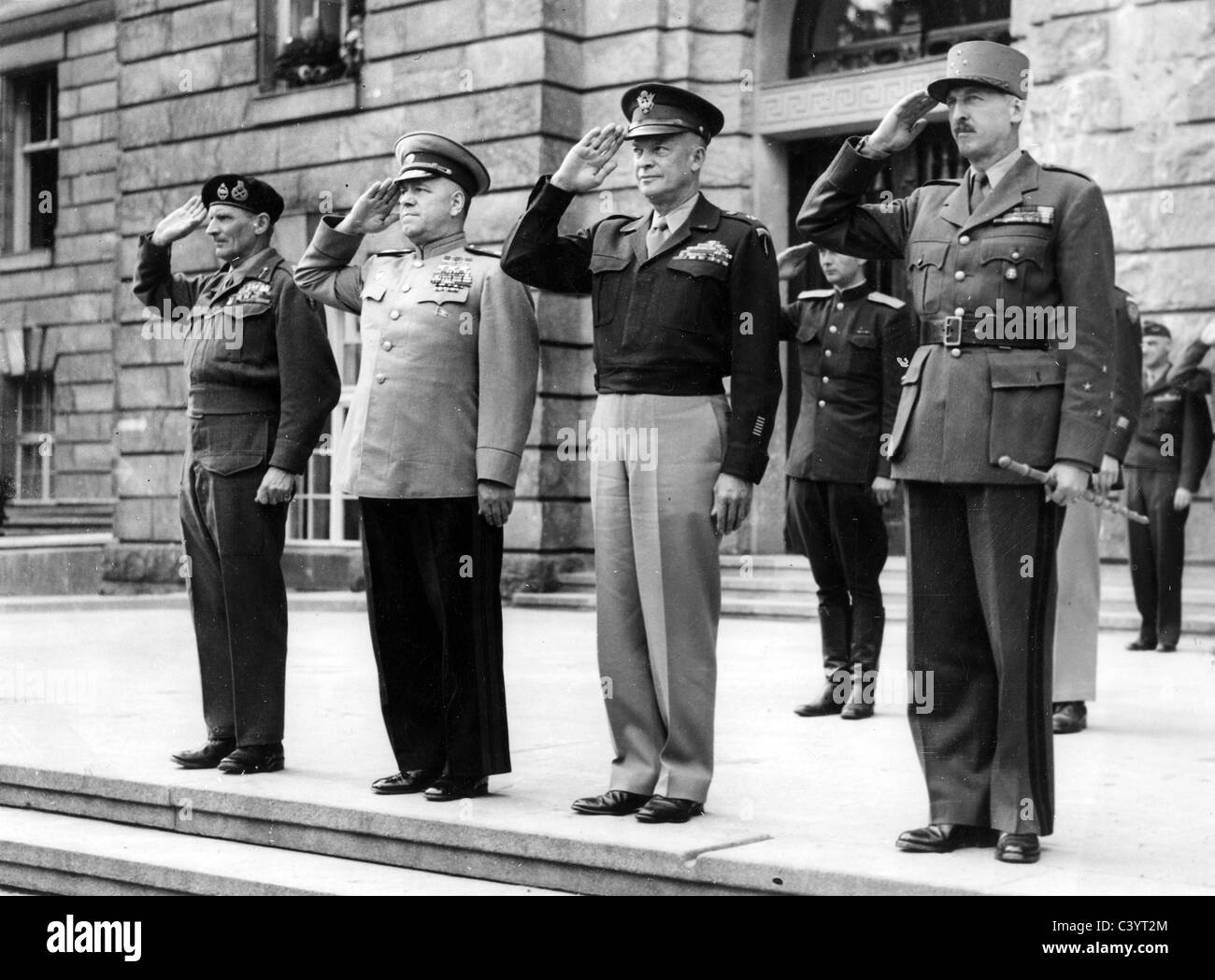 BERLIN 1945 alliierten Generäle bei Eröffnung des Kammergericht Gerichtsgebäude vom Militär Gouverneure eingesetzt.  Beschreibung unten für Namen Stockfoto
