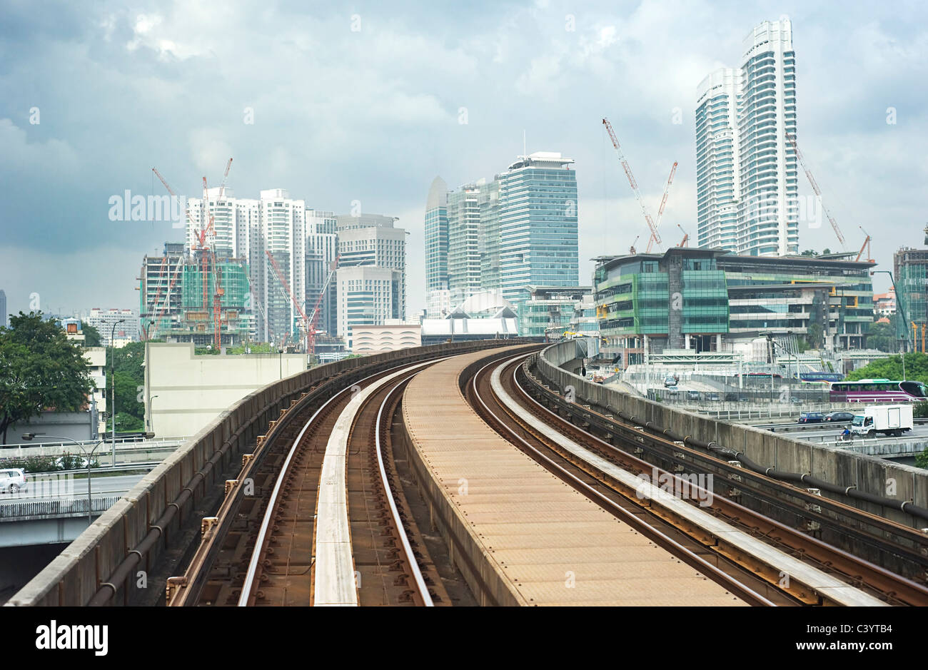 Stadtansicht mit Bahnhof und hohen Bürogebäuden in Kuala Lumpur, Malaysia Stockfoto