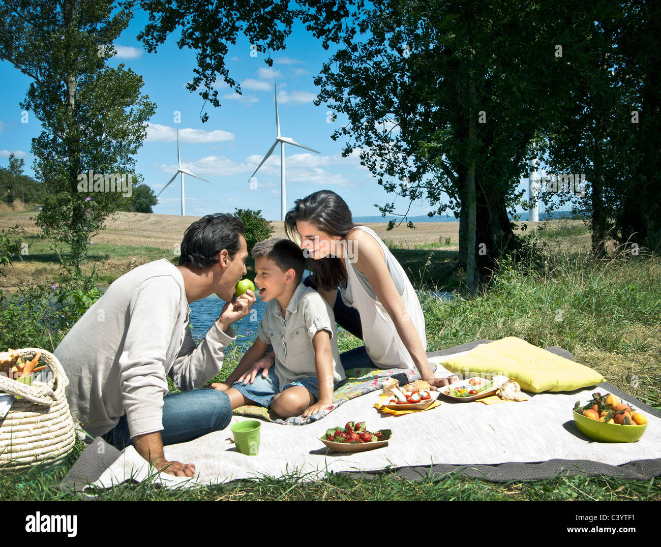 Familie mit einem Picknick Stockfoto