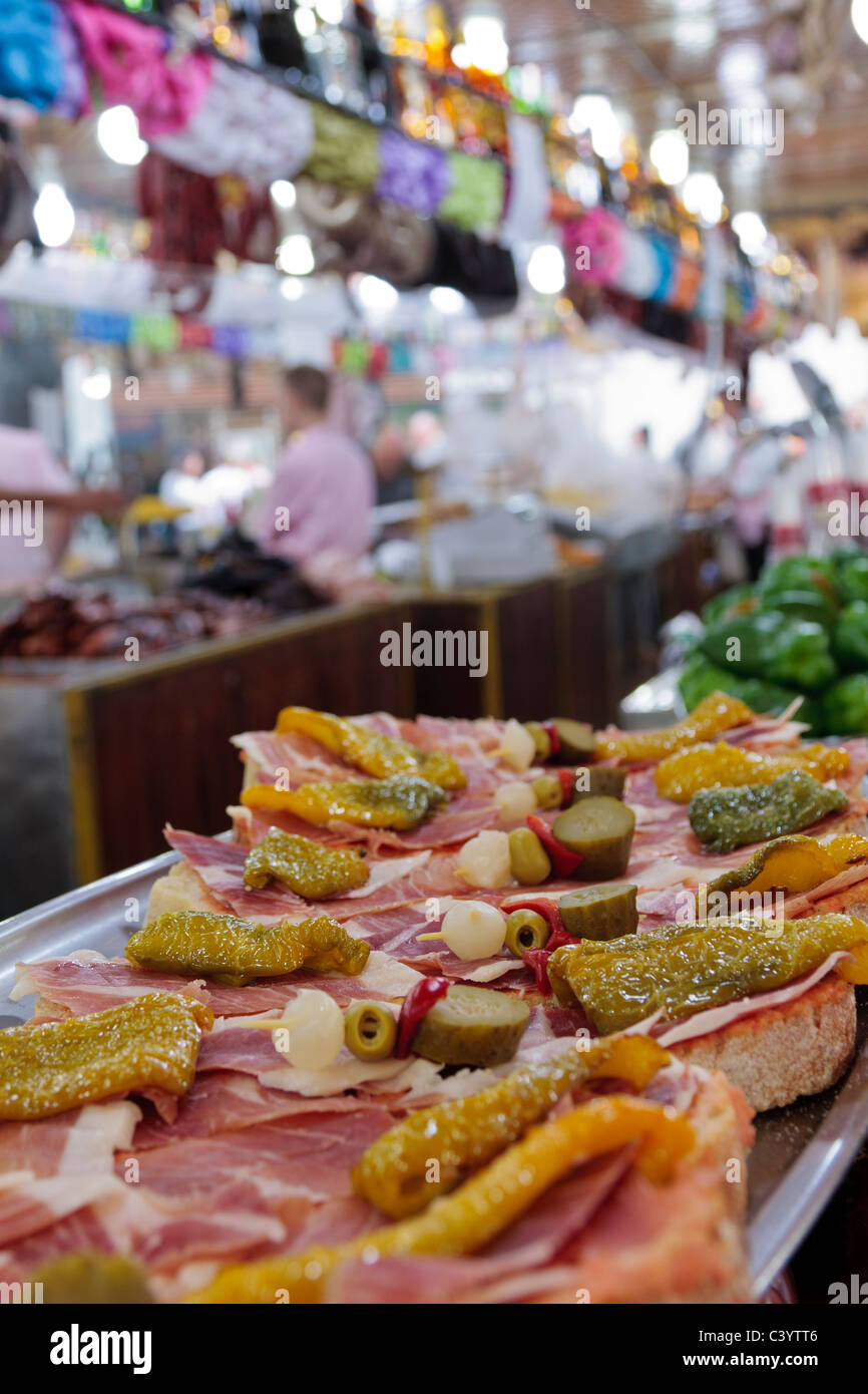 Käse und Jamon Serrano mit Gurken auf dem Display an einem Imbissstand in Santa Cruz während des Karnevals, Teneriffa, Kanarische Inseln, Spanien Stockfoto