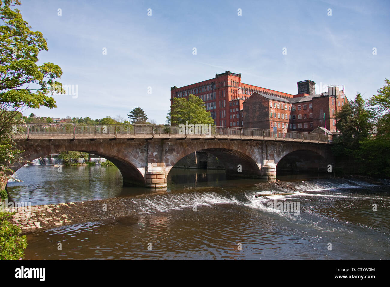 Strutt Nord Mühle, Belper, Derbyshire, Teil des Derwent Valley Mills World Heritage Site, mit River Derwent im Vordergrund Stockfoto