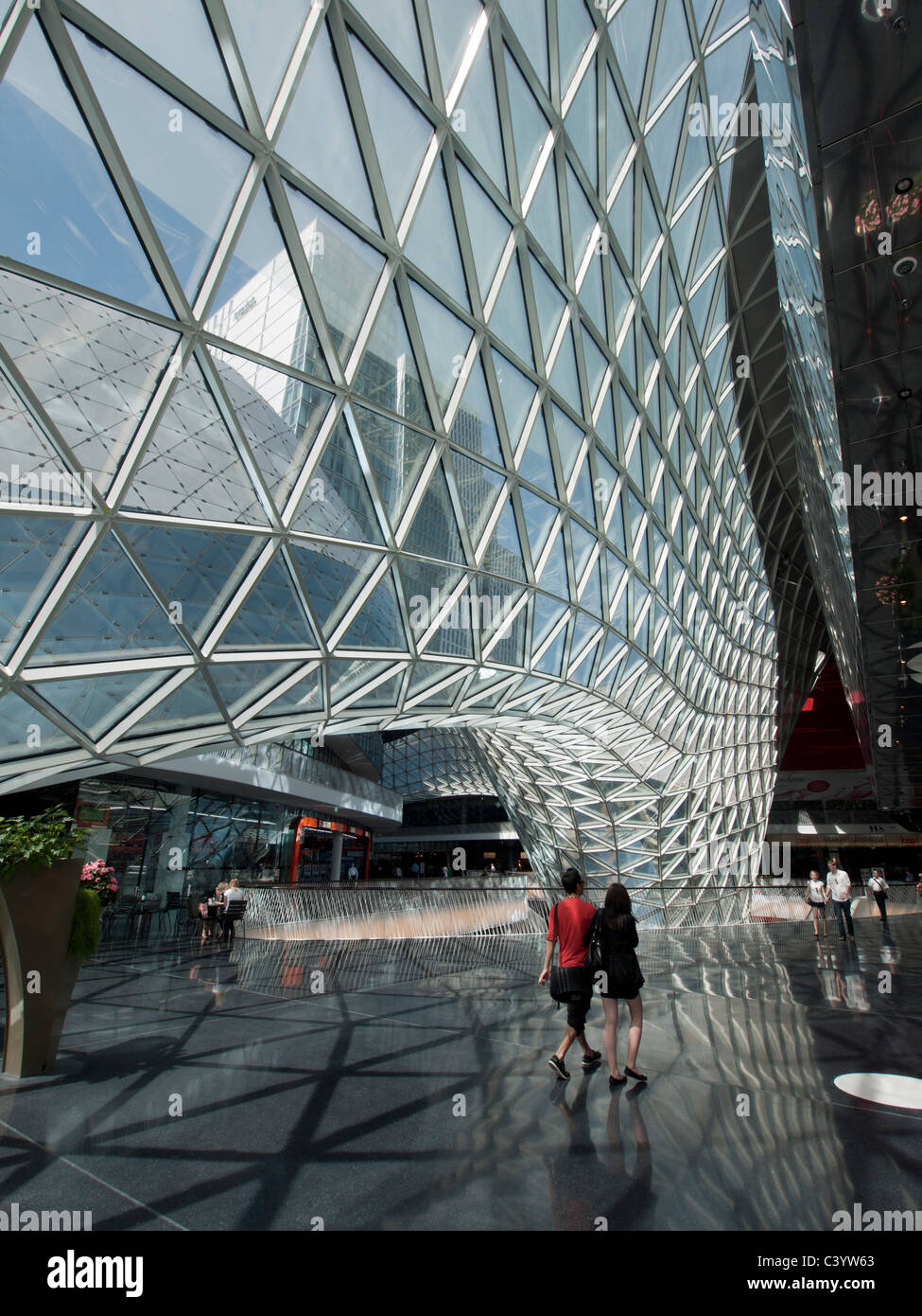 Innenraum des neuen futuristische Architektur des Einkaufszentrums MyZeil in Frankfurt am Main Deutschland Stockfoto