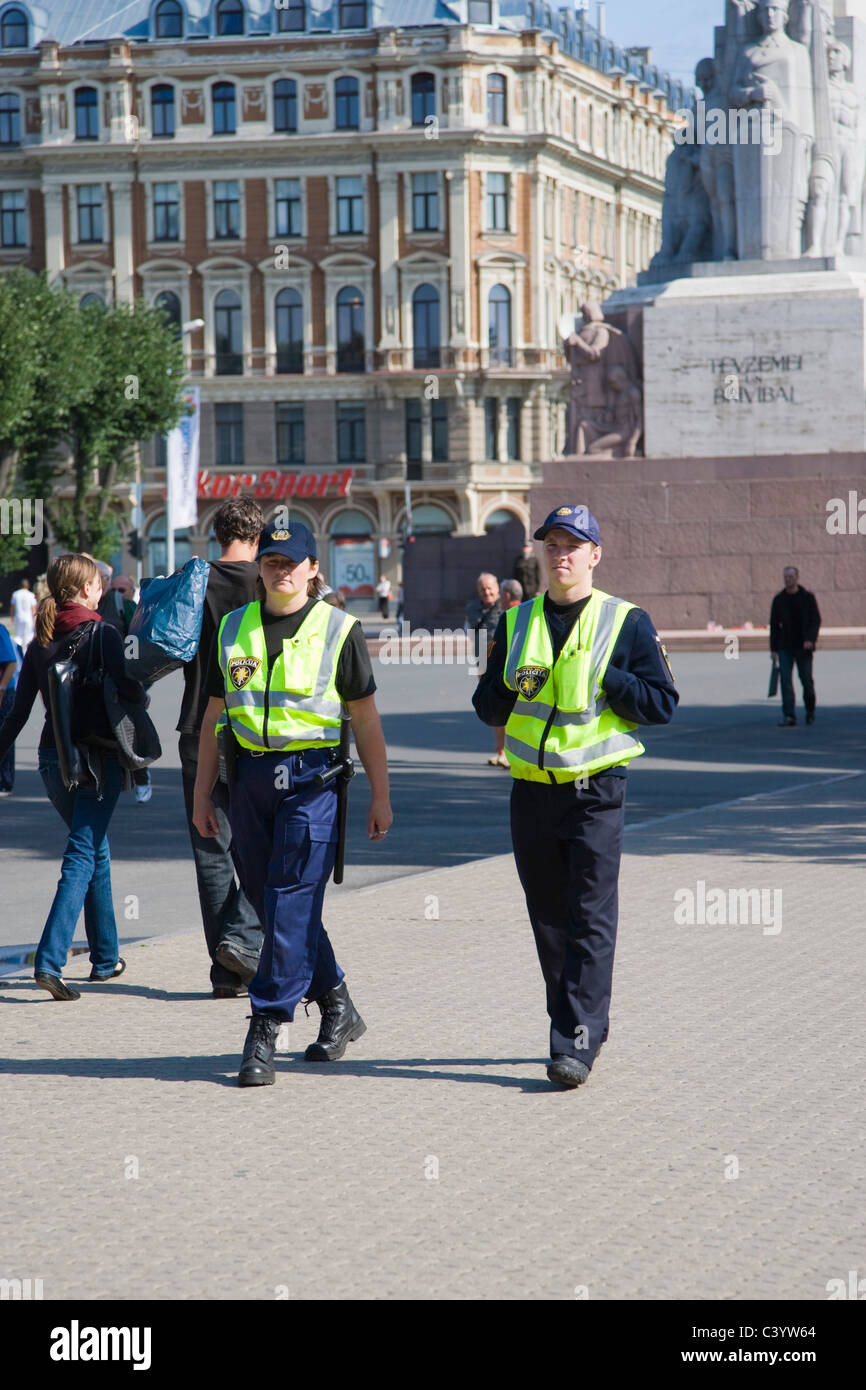Polizisten in der Nähe von Freiheitsdenkmal, Statue of Liberty, Brivibas Piemineklis. Riga Lettland Stockfoto