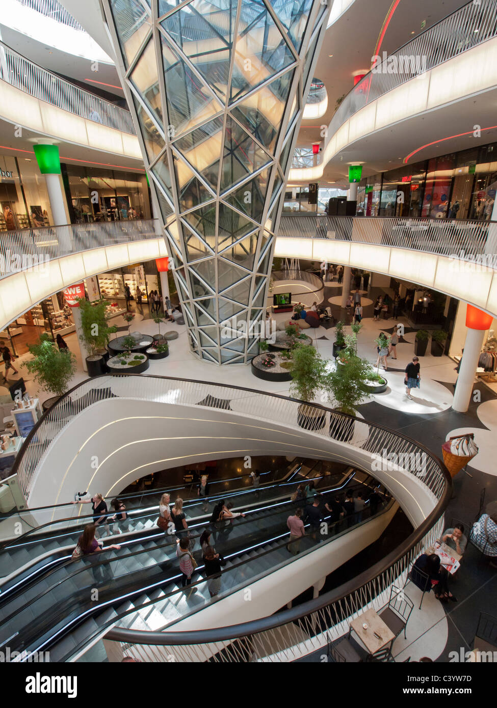 Innenraum des neuen futuristische Architektur des Einkaufszentrums MyZeil in Frankfurt am Main Deutschland Stockfoto