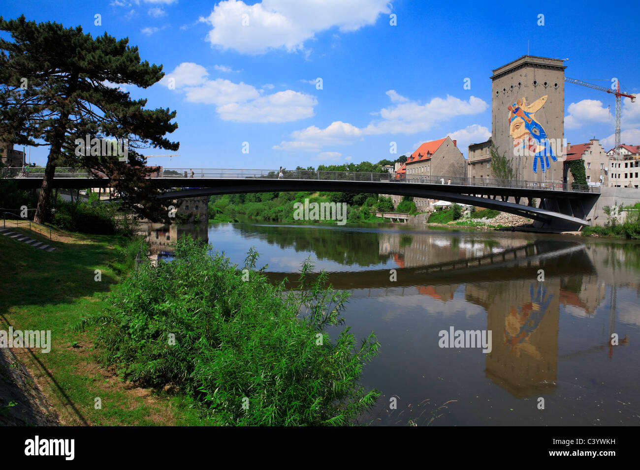 Neisse Fluss mit alten Stadtbrücke und Dreiradenmühle in Zgorzelec Görlitz. Deutschland, Polen, Europa, Sachsen Stockfoto