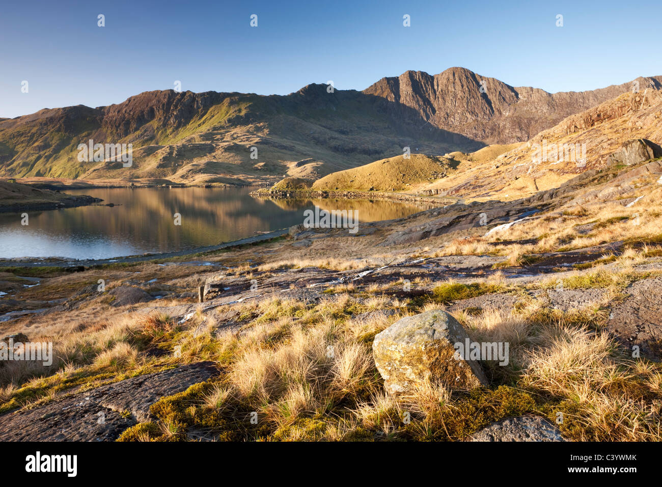 Llyn Llydaw und Y Lliwedd Berg in Snowdonia-Nationalpark, Gwynedd, Wales. Frühling (April) 2011. Stockfoto