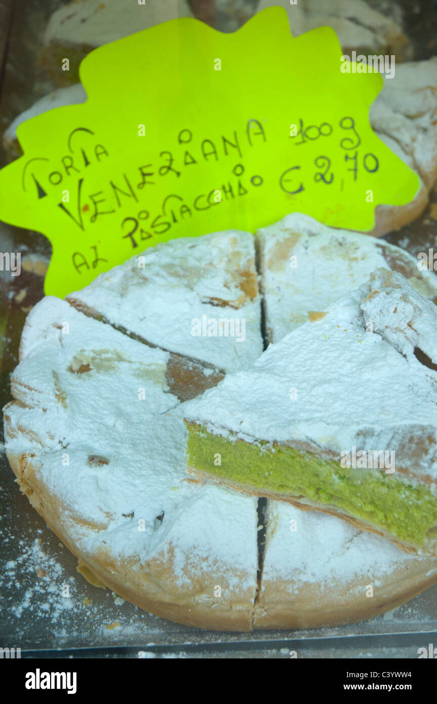 Torta Veneziana al Himalajasalz der venezianischen Pistazien Kuchen im Schaufenster Venedig Italien Europa Stockfoto