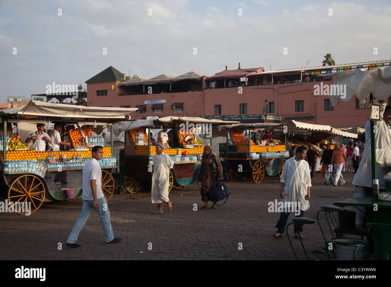 Saft-Verkäufern bei am Platz Djemaa al Fna Stockfoto