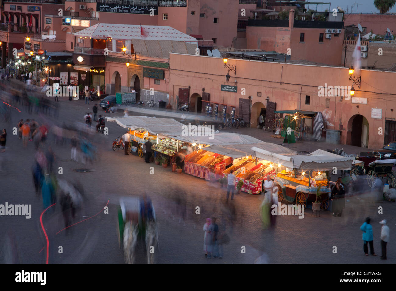 Anbieter am Platz Djemaa al Fna in der Abenddämmerung Stockfoto