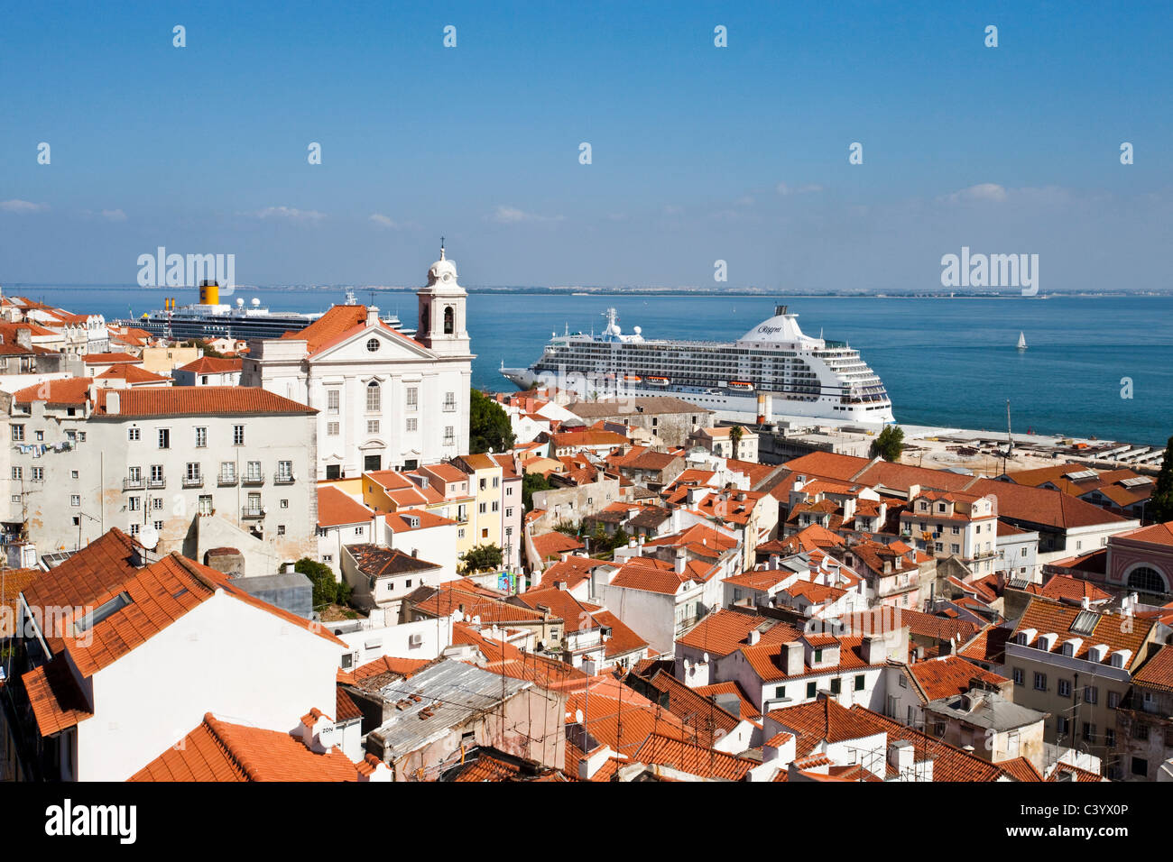 Portugal, Europa, Lissabon, Alfama, Old Town, Dächer, Meer, Schiffe Stockfoto
