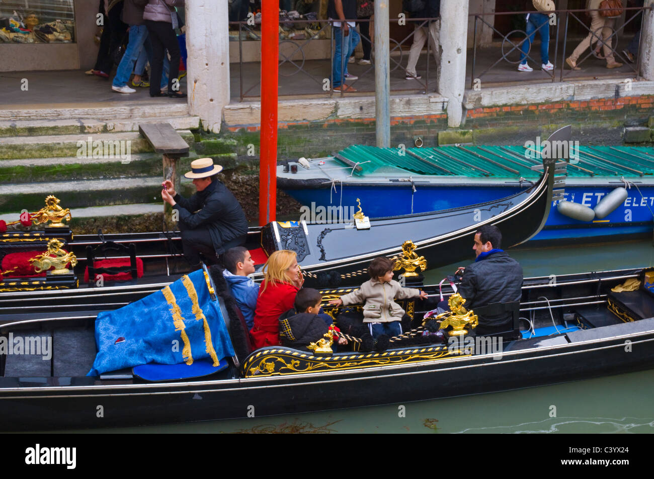 Familie in Gondel Venedig Italien Europa Stockfoto