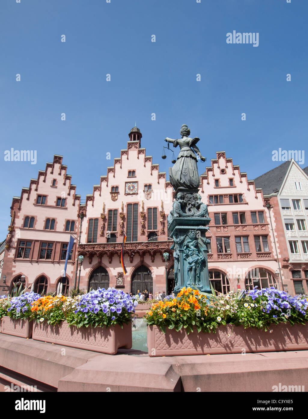 Statue und Brunnen mit Rathaus oder Rathaus im historischen Romerberg Platz in Frankfurt Hessen Deutschland hinten Stockfoto