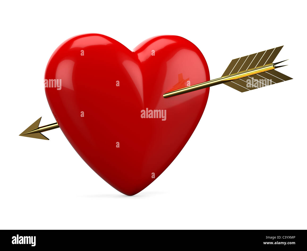 Rotes Herz durchbohrt mit goldenen Pfeil isoliert auf weißem Hintergrund Stockfoto