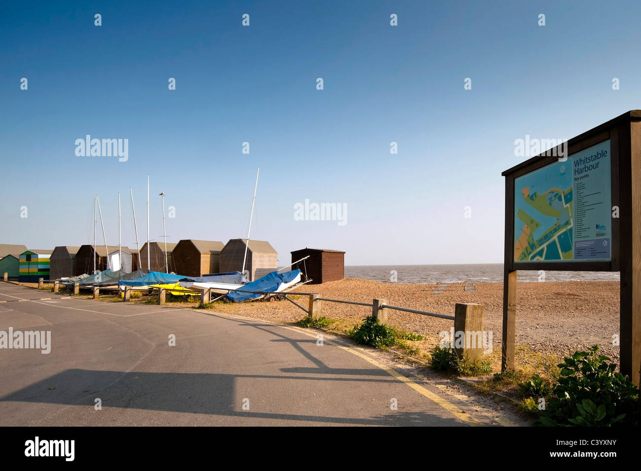 WHITSTABLE, KENT, Großbritannien - 30. APRIL 2011: Blick auf den Strand Stockfoto