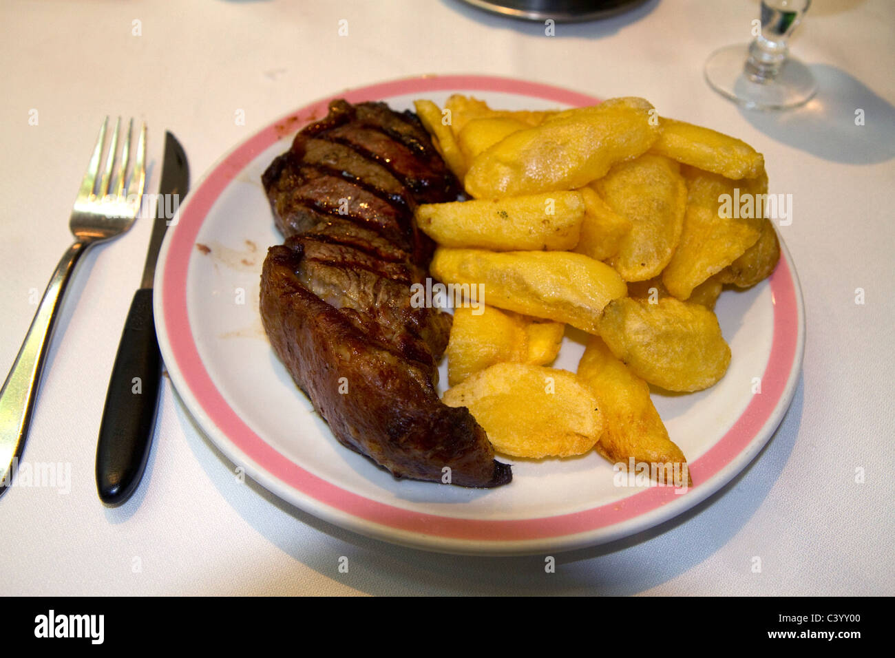 Mahlzeit mit Steak und Pommes frites in Buenos Aires, Argentinien. Stockfoto