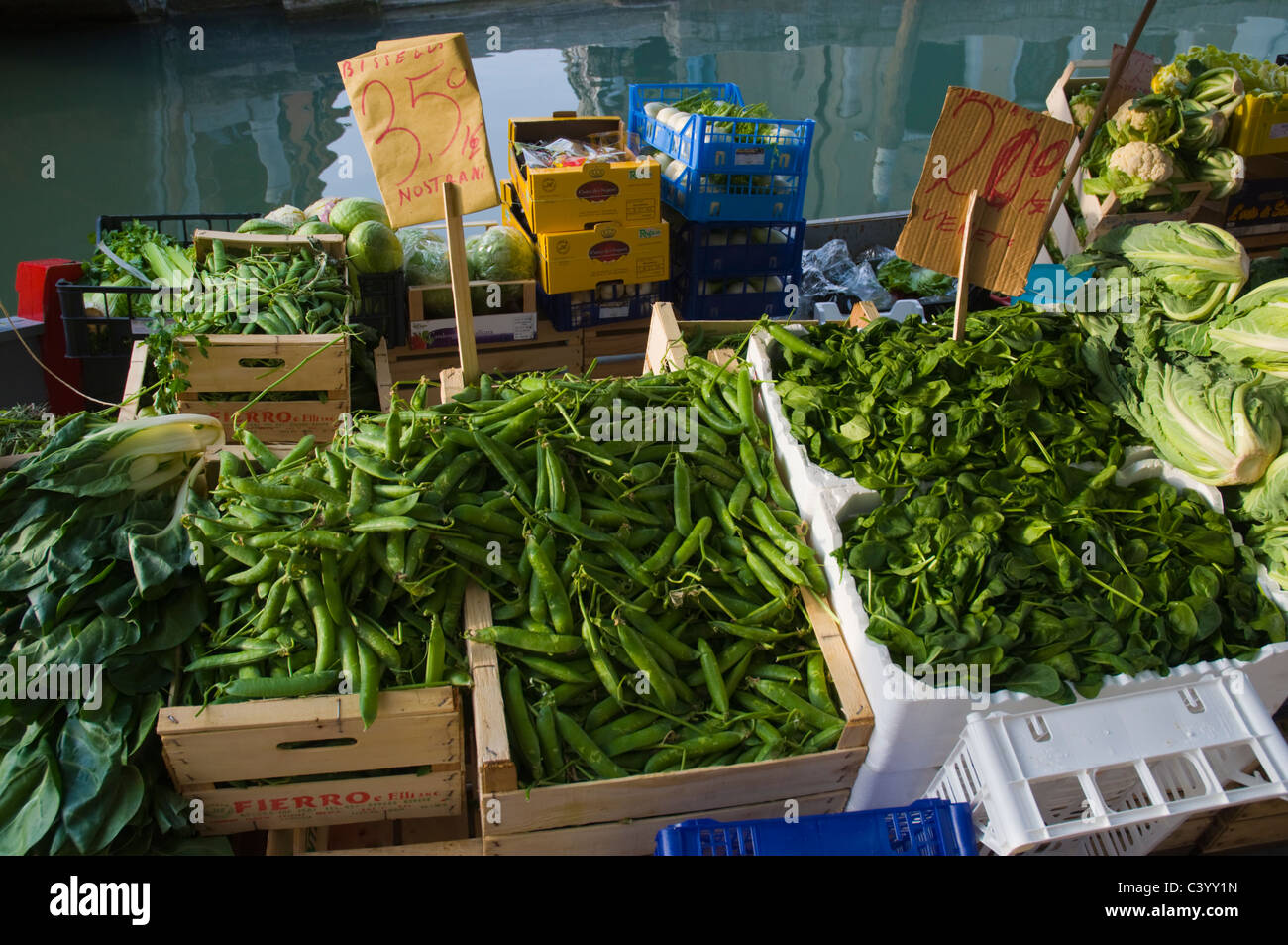 Am Markt Boot verkaufen frisches Gemüse Dorsoduro Viertel Venedig Italien Europa Stockfoto