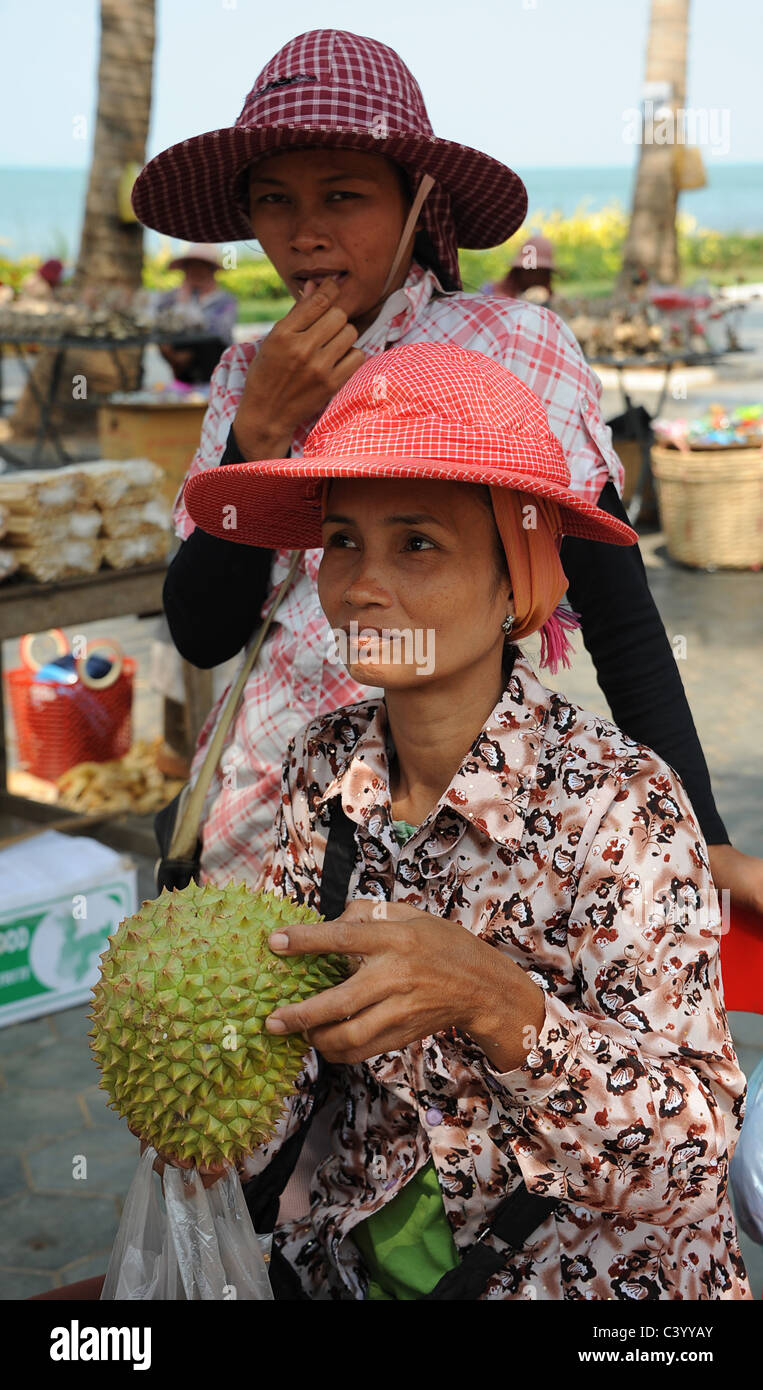 Durian Obstverkäufer in Kep Crab Market, Kambodscha Stockfoto