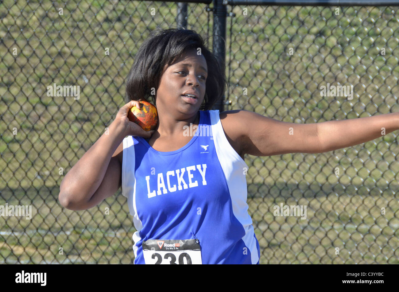 Mädchen werfen den Schuss Putten bei einer Leichtathletik-Veranstaltung in Waldorf, Maryland Stockfoto